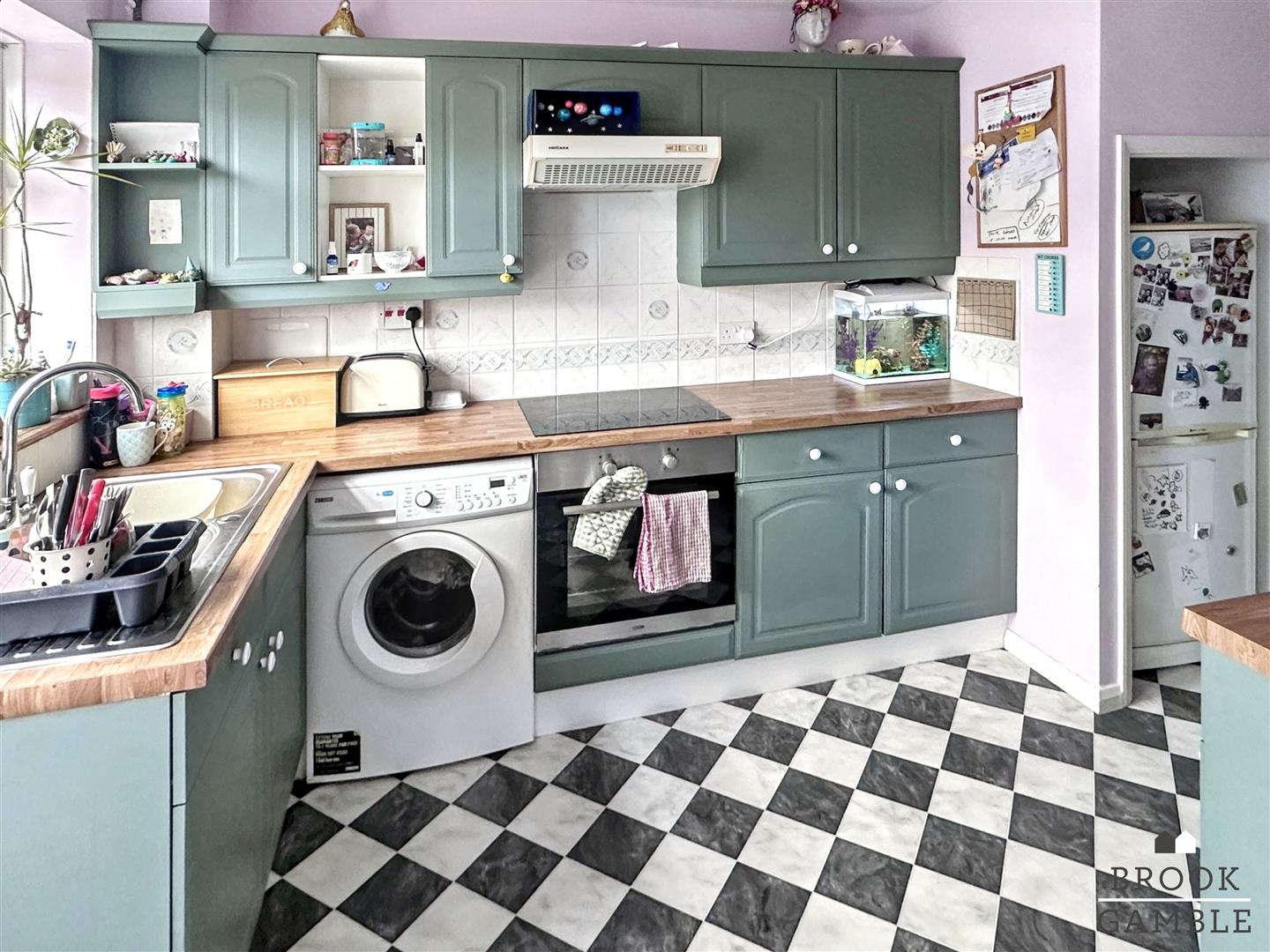 3 Bedroom House - Mid Terrace. Magnolia Walk in Eastbourne,  6